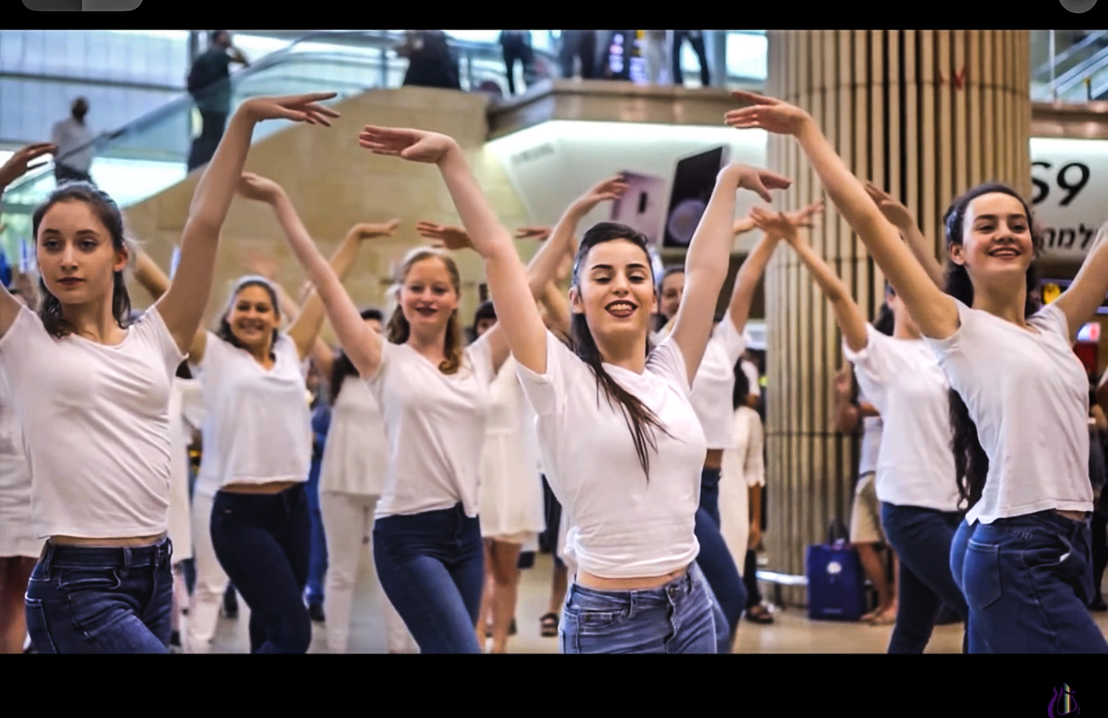 הבאנו שלום עליכם/ Hevenu Shalom Alehem /Jerusalem Academy flashmob for Taglit at Ben Gurion Airport